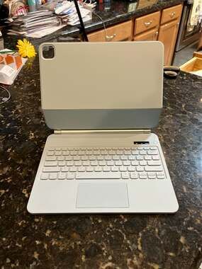 White Magnetic Floating Cantilever Keyboard Case with Trackpad for iPad Pro 11-i